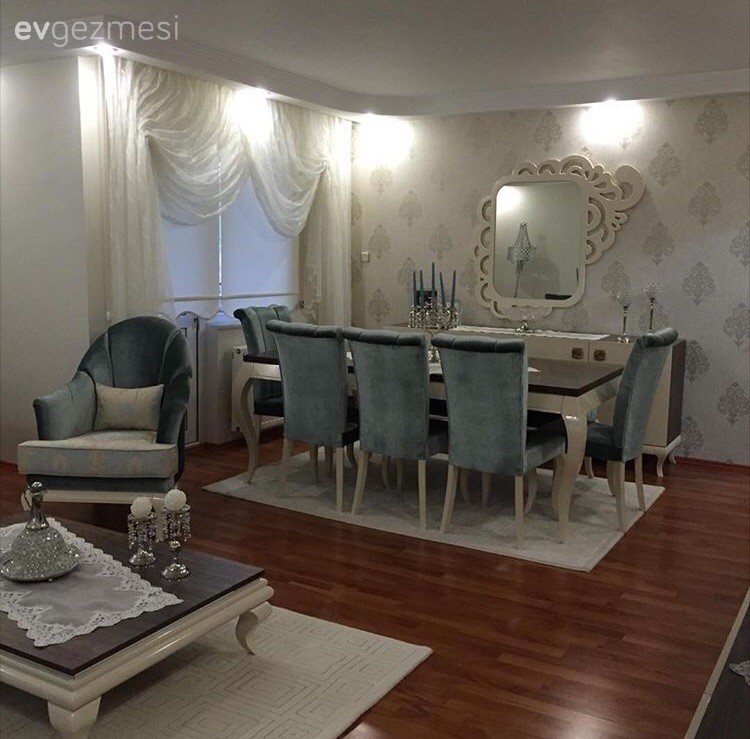 Ayşegül hanımın klasik stilde, dingin salonu..