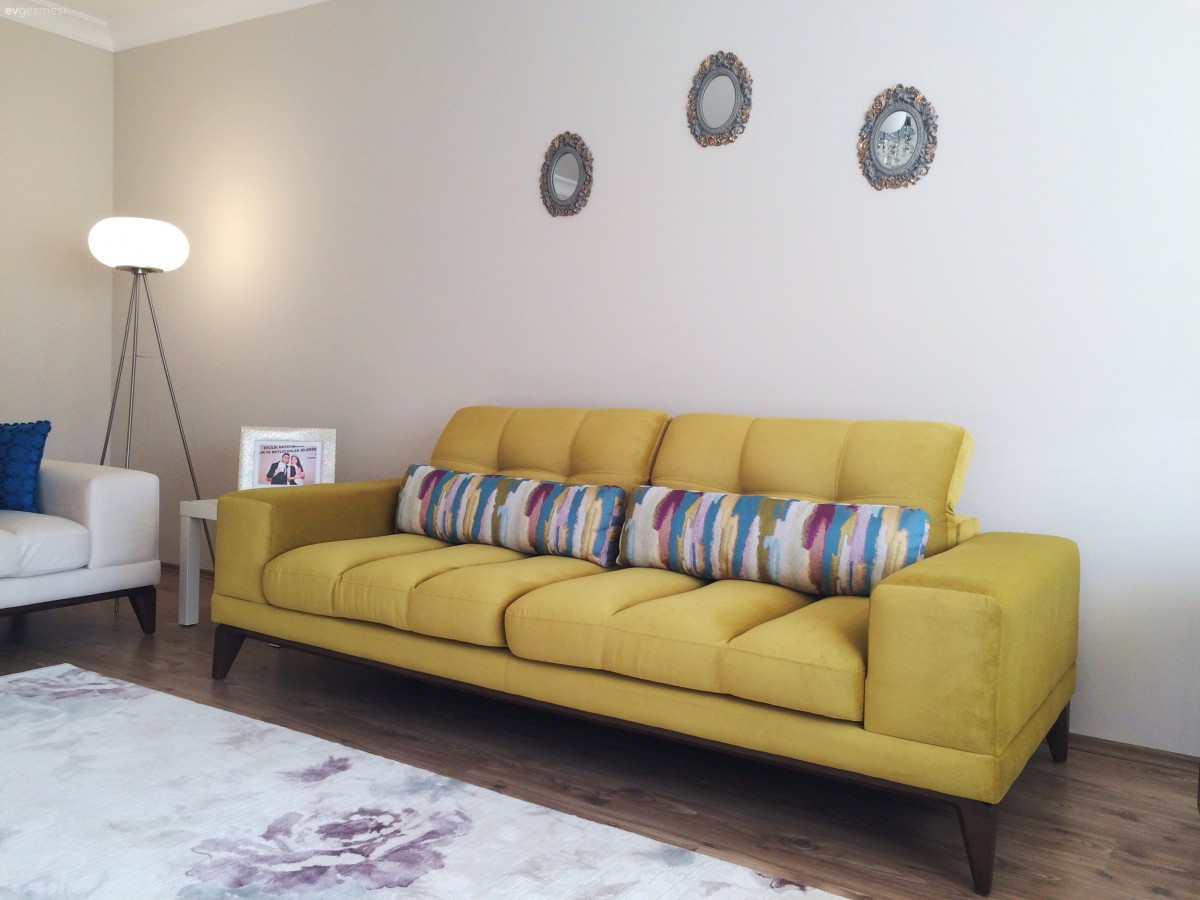 Nejla hanımın enerjik renklerle, sade ve cıvıl cıvıl evi..