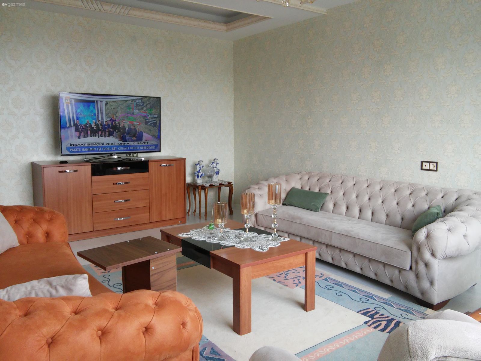 Bu Evin Salon Dekorasyonunda Eksikler Var. Fikirleri Bekleriz!