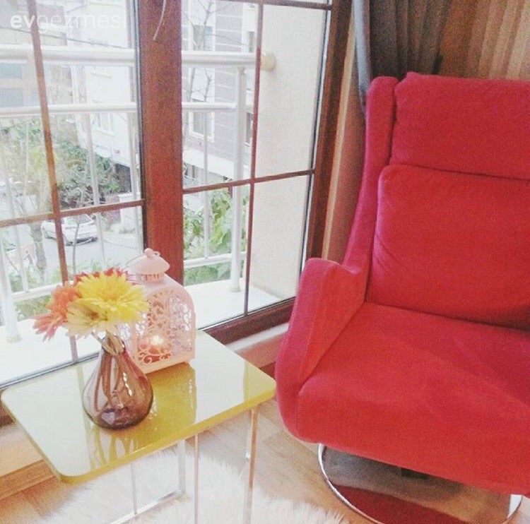 Nesli hanımın gökkuşağı renklerinde sade ve neşeli evi..