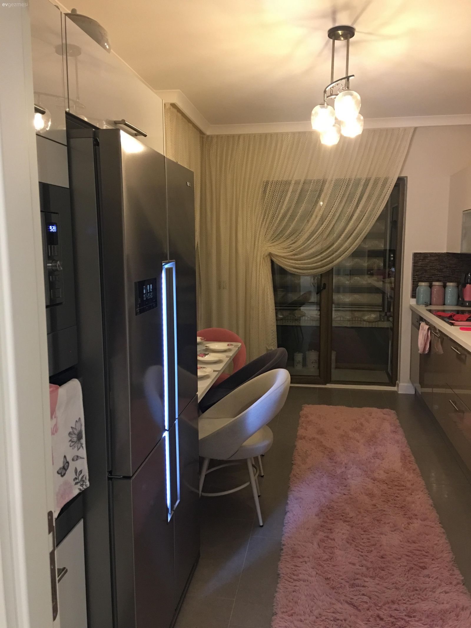 Nötr renkler, uyumlu ve modern görünüm. Bahar hanımın sade ve şık evi..