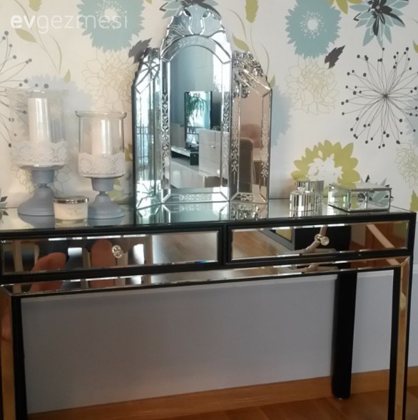 Dresuar, Duvar kağıdı, Salon