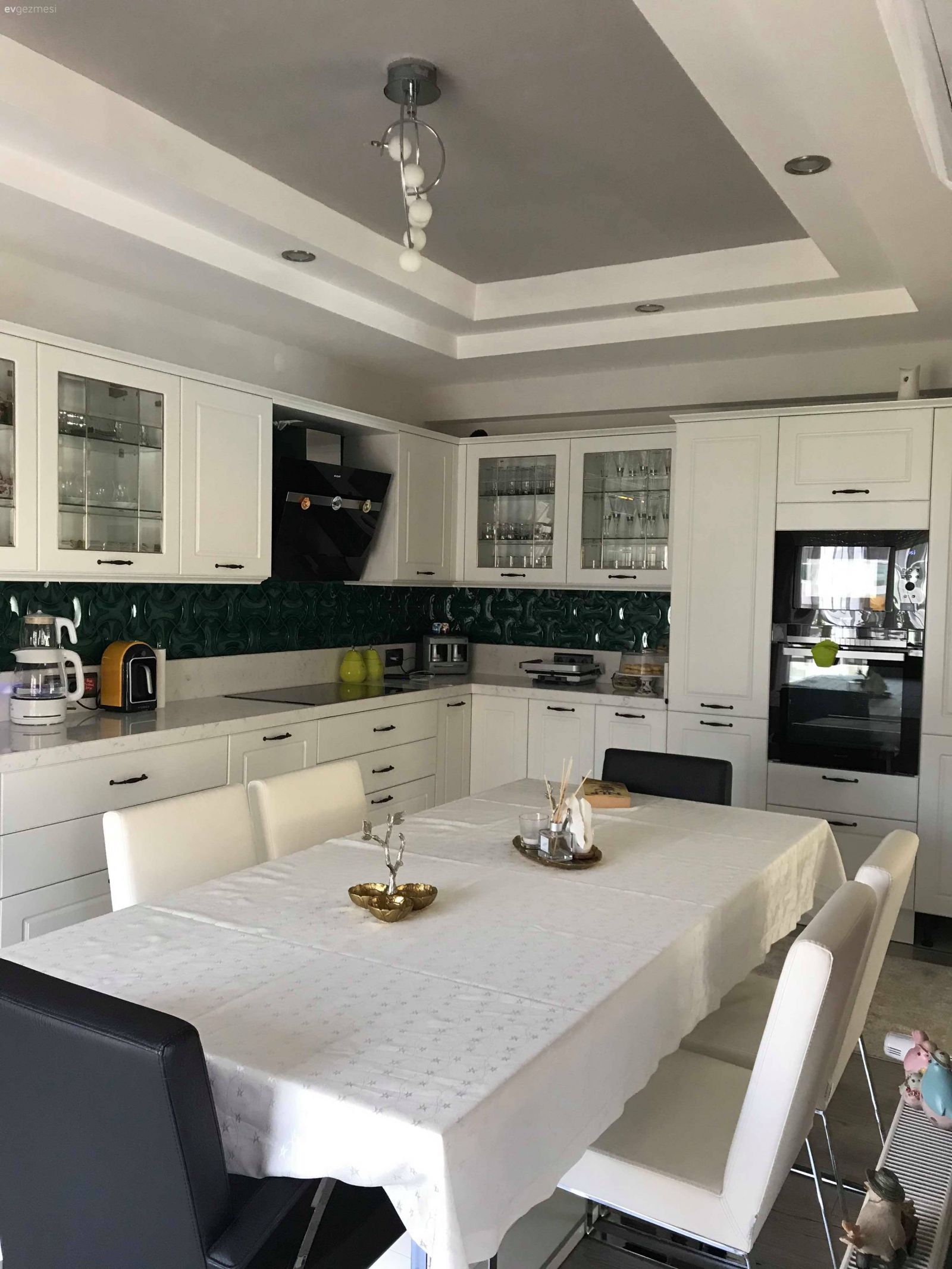 Çağdaş Stildeki Bu Ev Sarı ve Gri Uyumunu Odağa Alıyor