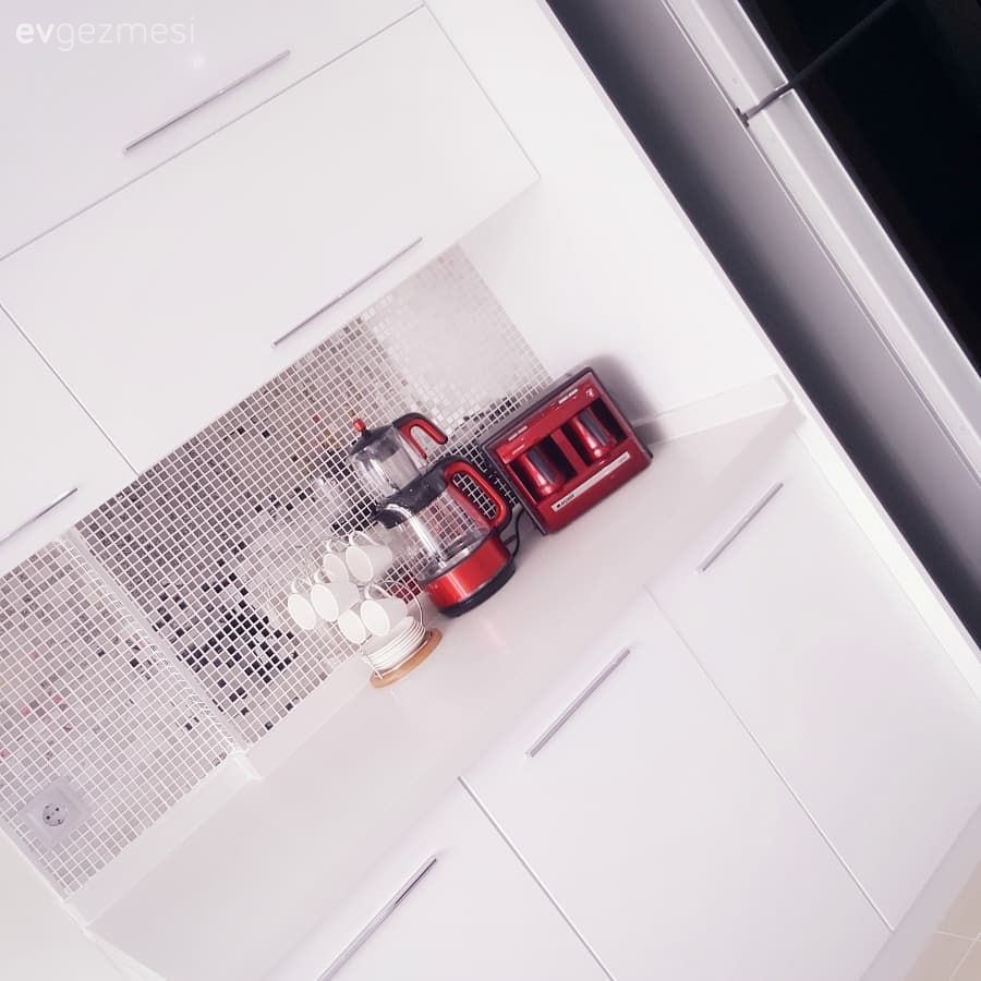 Aynalar ile ışıl ışıl bir dekor. Nuray hanımın uyumlu ve şık evi.