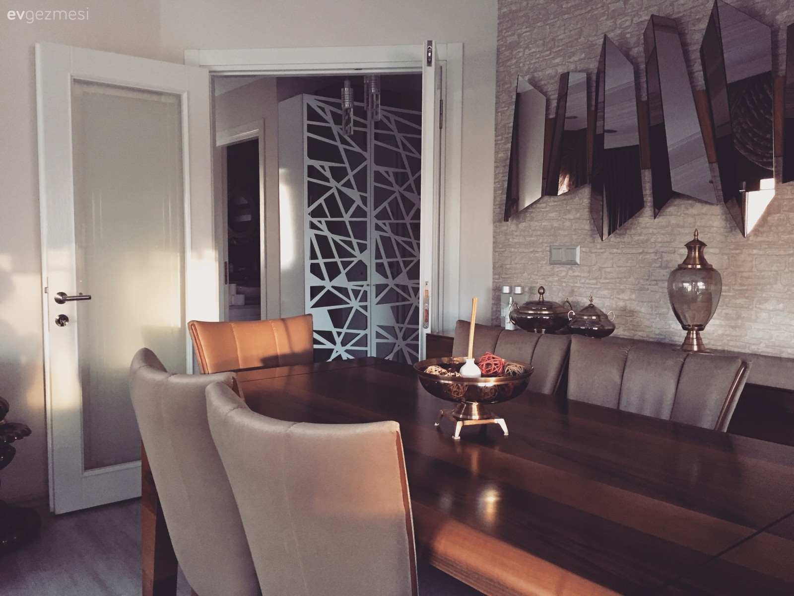 Şeyma hanımın kahverengi ve siyah uyumu ile sofistike şık evi..