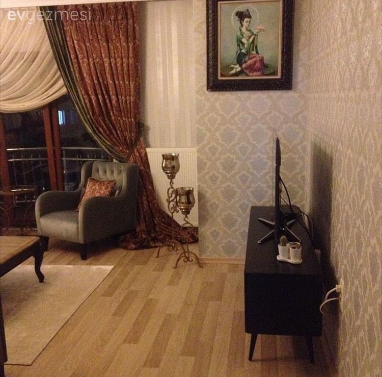 Banu hanımın aksesuarlarla klasik bir havaya bürünen göz alıcı evi..