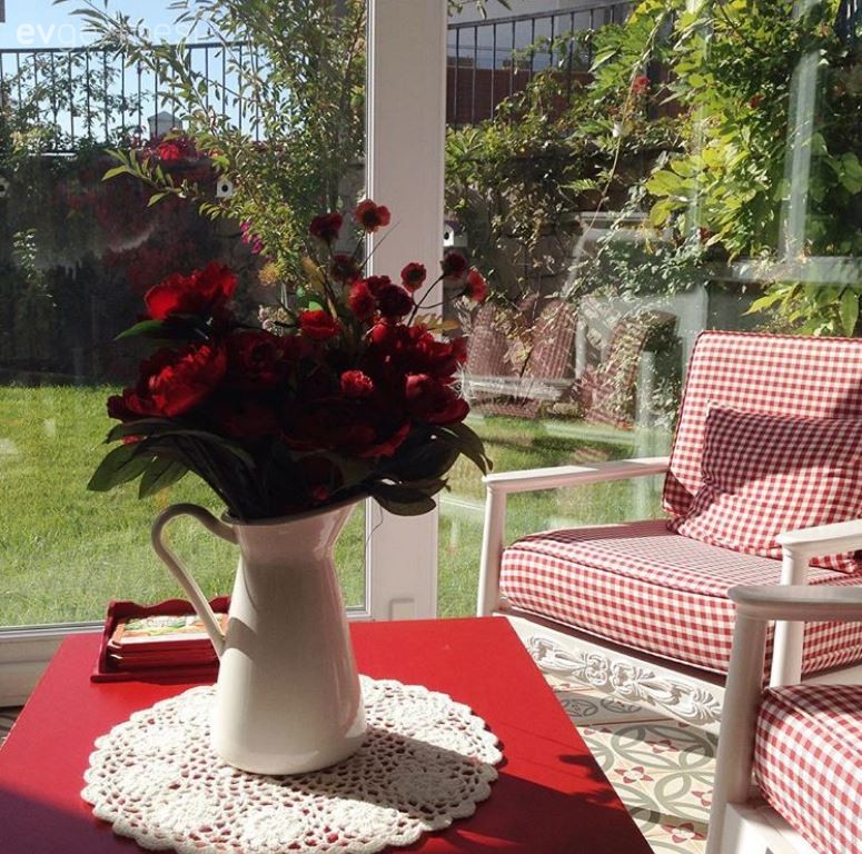 Aygün Hanım'ın Kırmızı-Beyaz Vurgulu Kış Bahçesinde Yeni Yıl Dekoru..