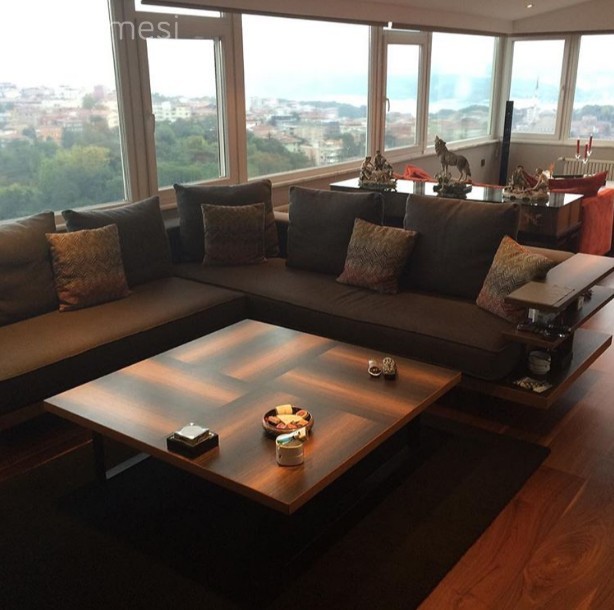 Bu evin harika manzarası bile sofistike dekorasyonunun önüne geçemiyor..