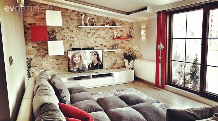 Çatı katı, Duvar kağıdı, Gri, Kırmızı, Köşe koltuk, Oturma Odası, Taş duvar, Tv ünitesi