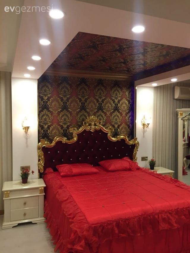 Çarpıcı renkler, oymalı mobilyalar ve klasik aksesuarlar ile saray gibi, göz alıcı bir ev..