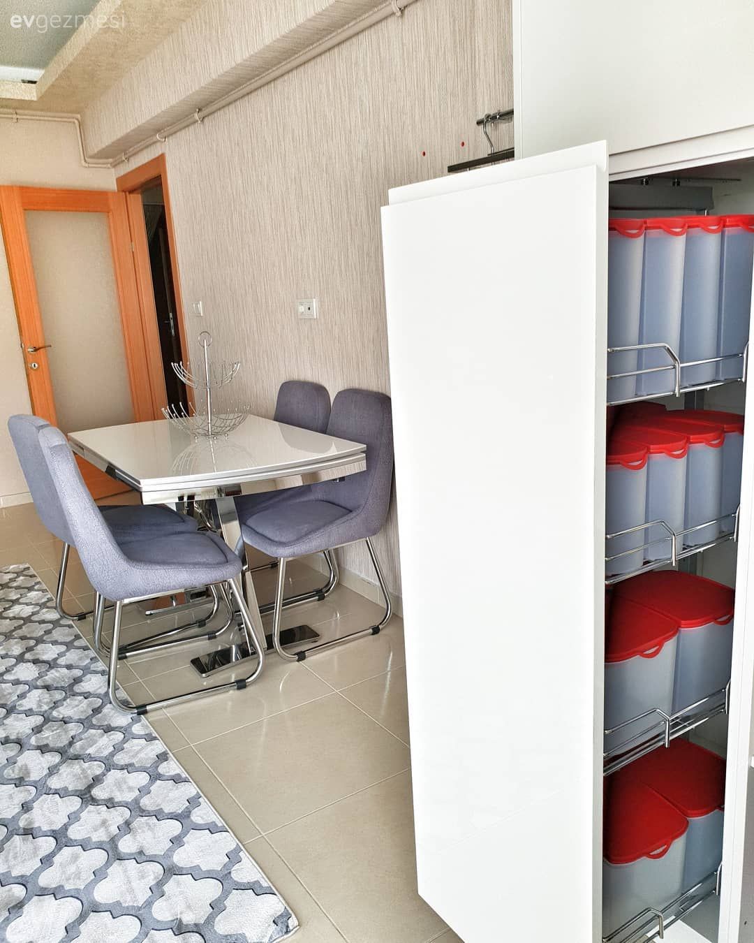 Vurgulu renkler ile sadeliğe göz alıcılık.. Zarif ve şık bir dekor.