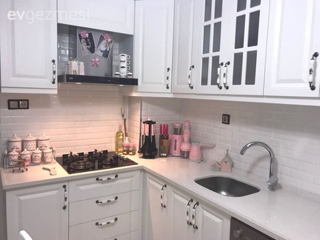 Beyaza neşe katan detaylar. İrem hanımın mutfağı..