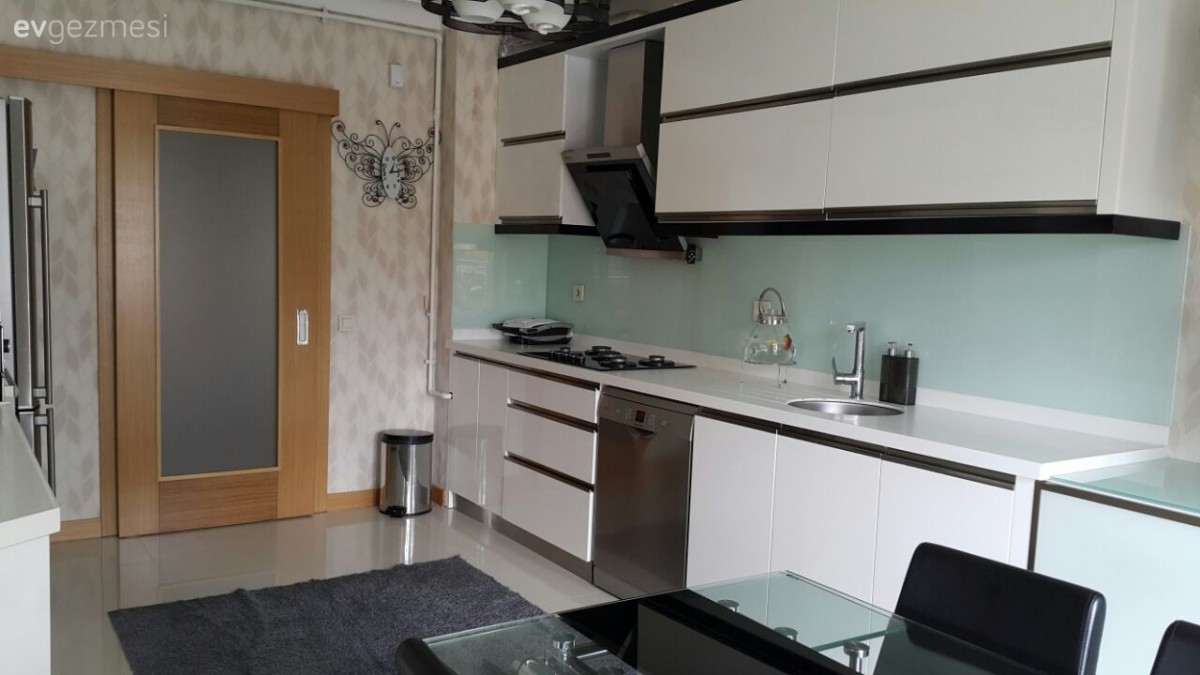 Hülya hanımın modern beyaz mutfağı ve cıvıl cıvıl balkonu..