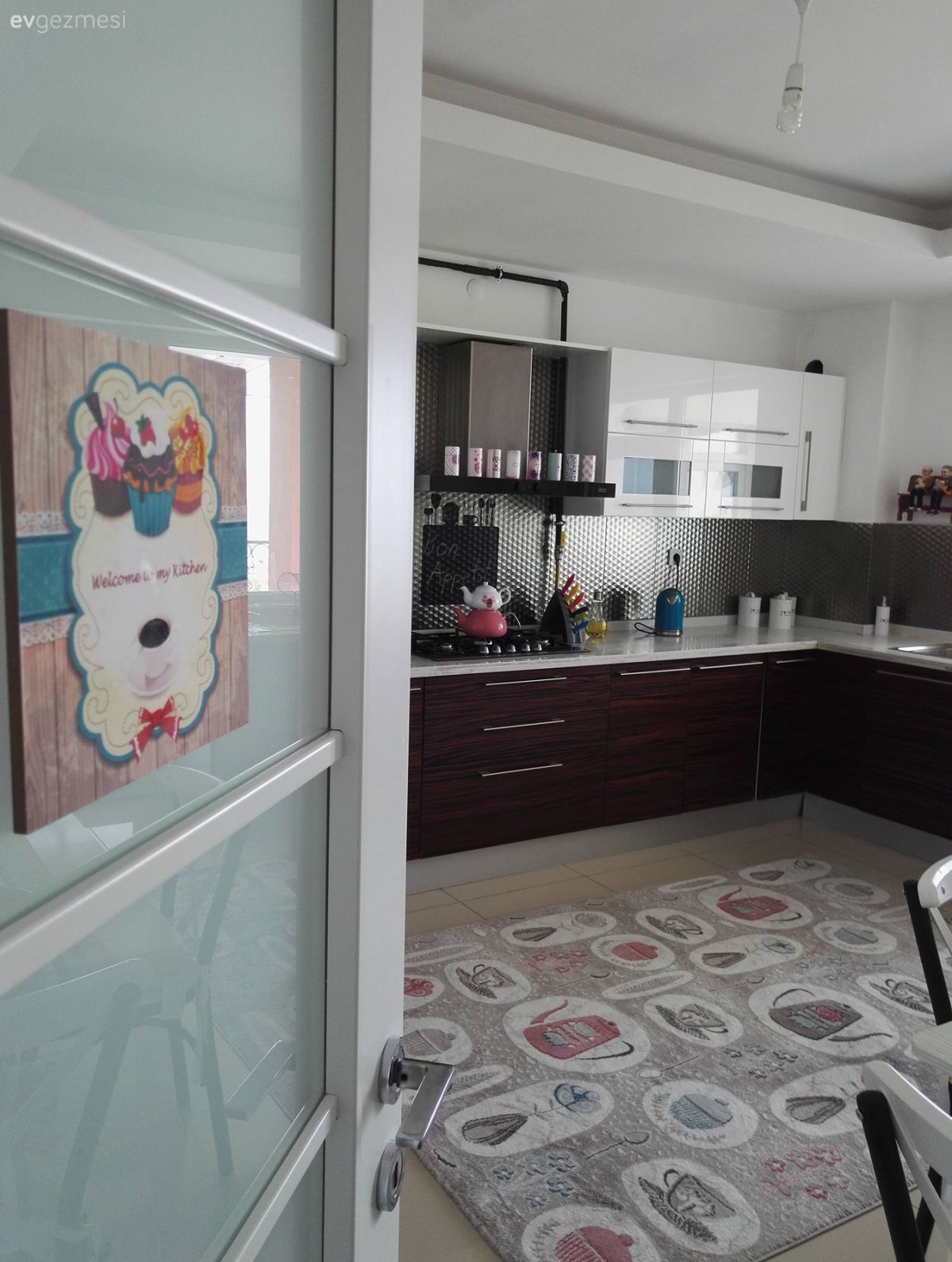 Hüsra hanımın modern çizgide, renkli ve konforlu evi..