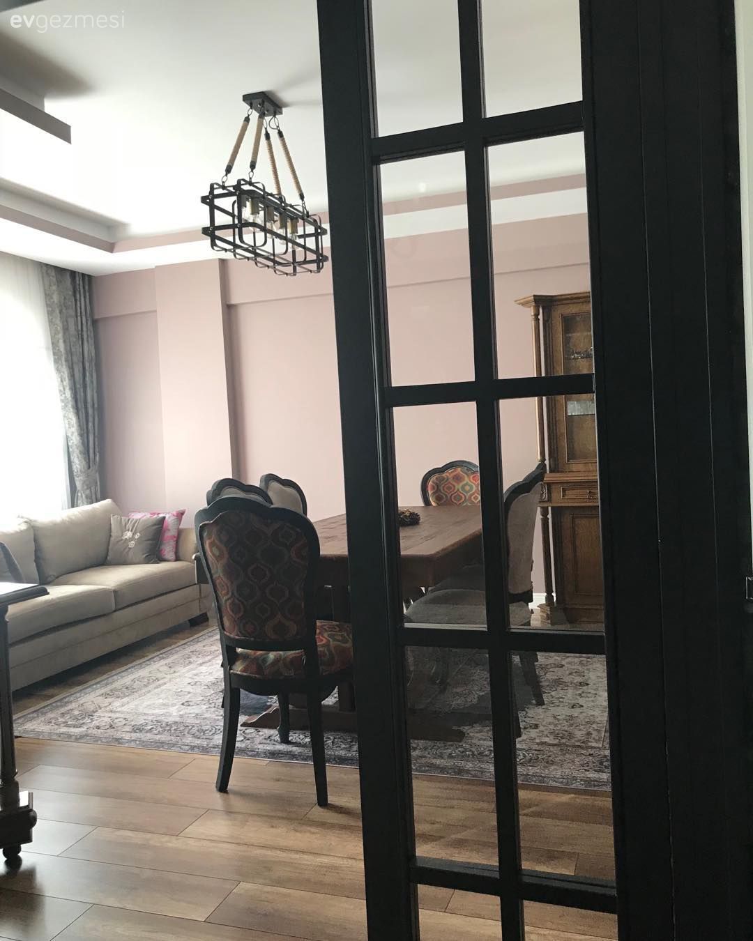 Yemek Odası, Ahşap Mobilya, Avize, Halı