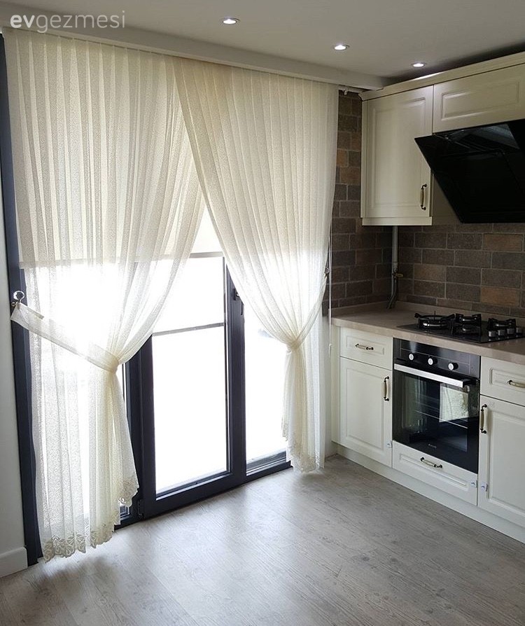 Songül hanımın yeni taşındığı evinde tatlı ve şık bir dekor.