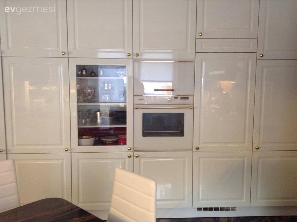 Altın renk kullanımıyla göz alıcı bir görünüm elde eden 14 oda..