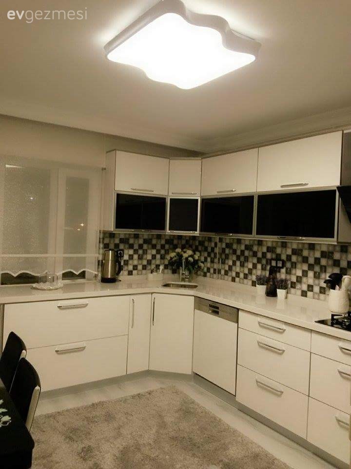 14 sene sonra yenilenen bu evin yeni dekoru konforlu ve uyumlu..