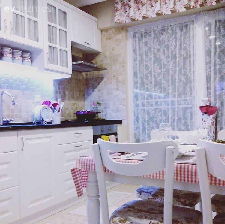 Beyaz mutfak, Mutfak, Mutfak masası