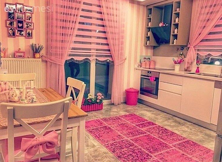 Beyaz mutfak, Halı, Mutfak, Mutfak aksesuarları, Pembe, Perde