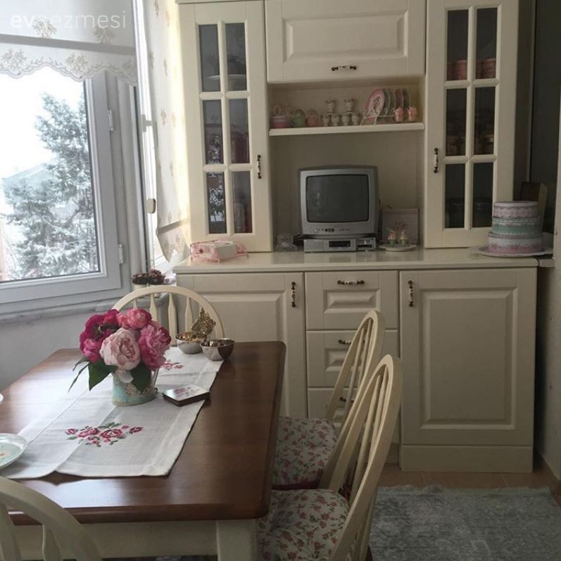 Ev Gezmesi: Mürvet Hanım'ın Yenilenmiş Harika Mutfağı