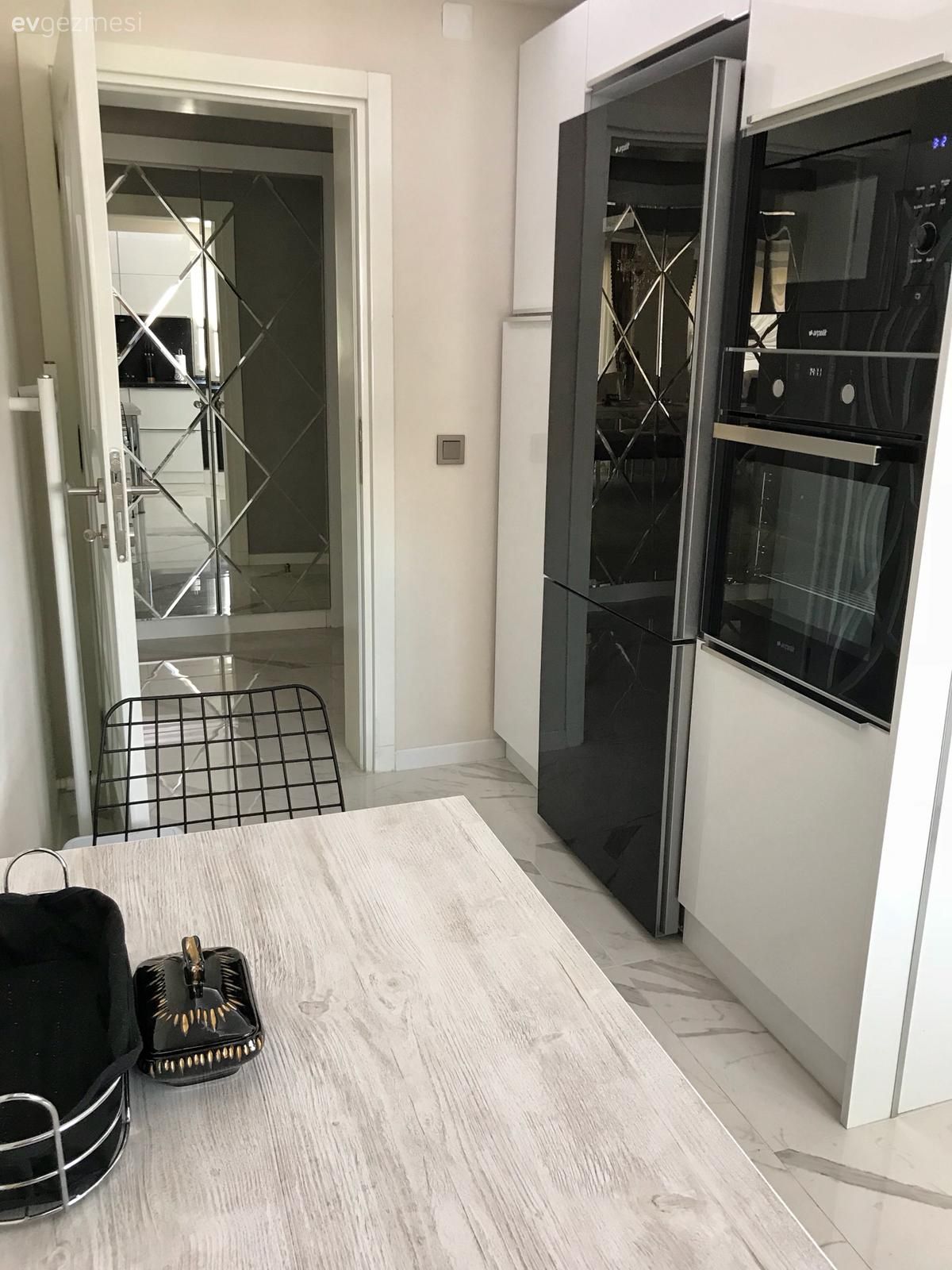 Mutfak, Beyaz mutfak, Mutfak masası, Metal sandalye, Kulpsuz mutfak dolabı, Ankastre, Cam Ankastre, Cam buzdolabı, Modern mutfak