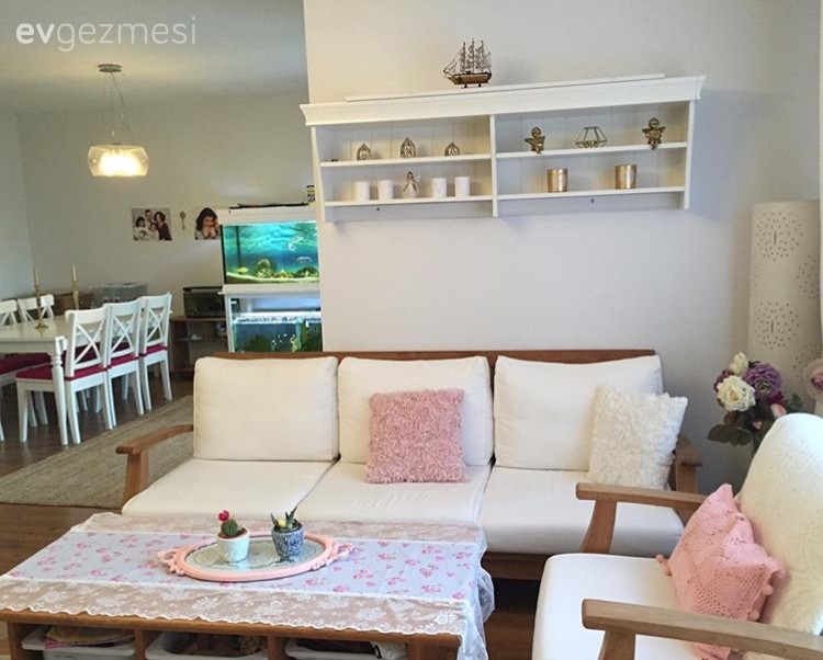 Özlem hanımın anısı olan aksesuarlarla dolu, zarif ve nostaljik evi..