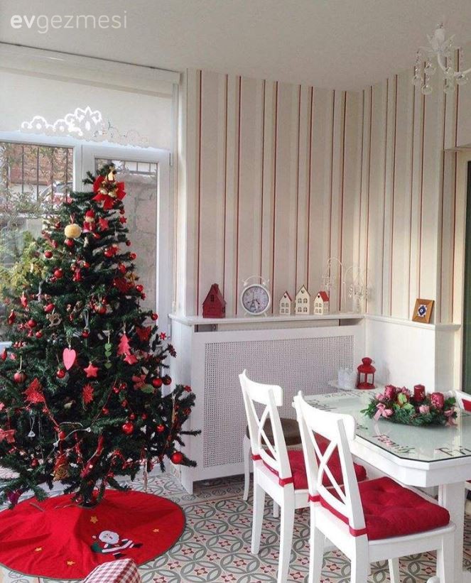 Aygün Hanım'ın Kırmızı-Beyaz Vurgulu Kış Bahçesinde Yeni Yıl Dekoru..