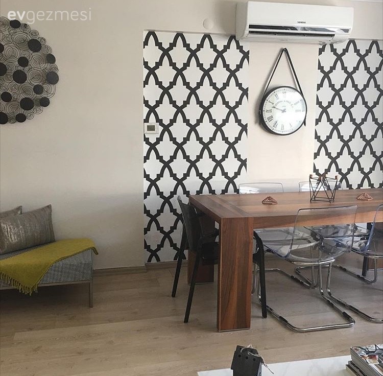 Bengü hanımın sade mobilyaları canlı renklerle tamamladığı modern evi.