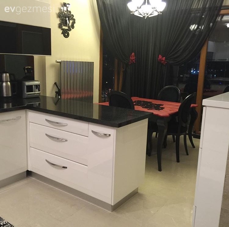 Cavidan hanımın modern stilde, şık mutfağı..