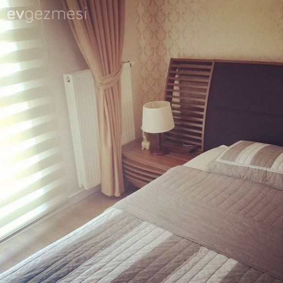 Burcu hanımın ahşabın sıcaklığı etkisindeki evinde sofistike bir dekor