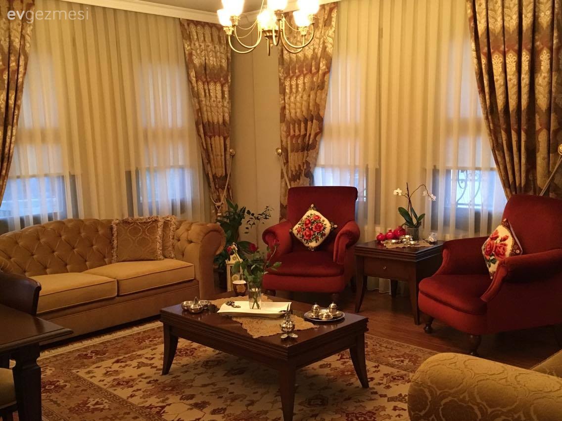 Avize, Berjer, Halı, Kırmızı, Krem, Orta sehpa, Perde, Salon, Aydınlatma