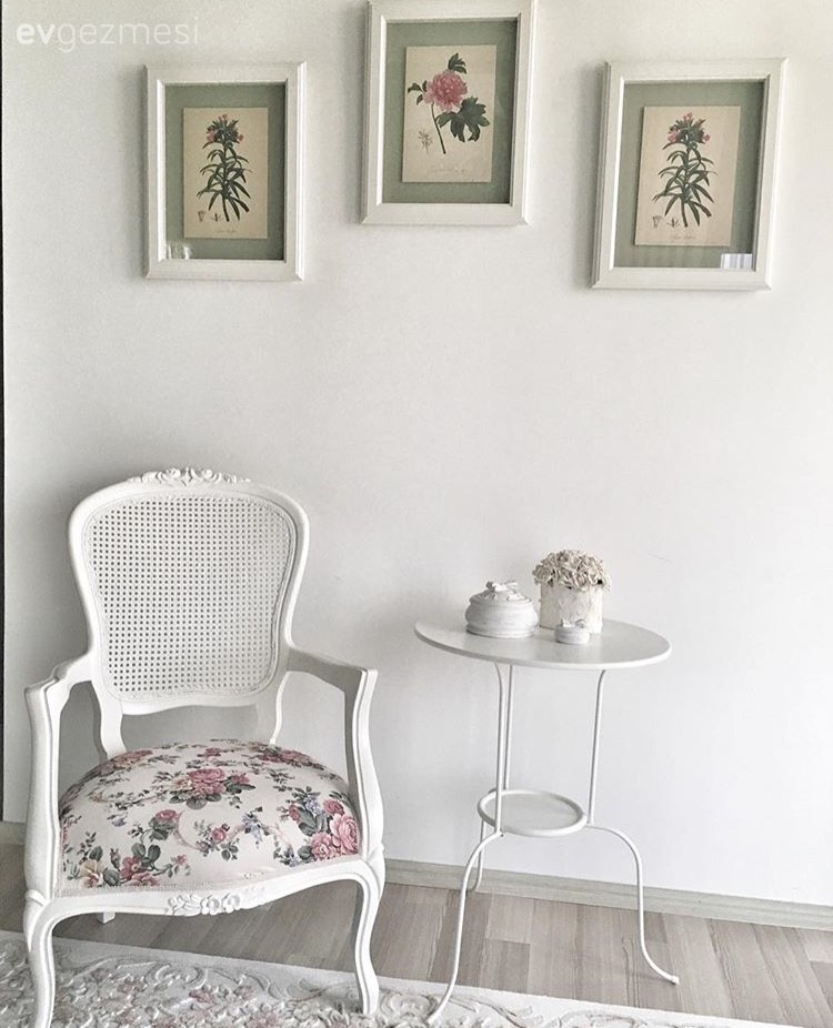 Berjer, Duvar dekorasyonu, Sehpa