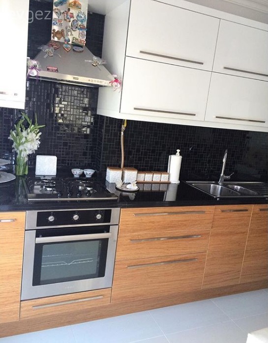 Açık renklerle döşenmiş içimizi açan ferah bir ev..