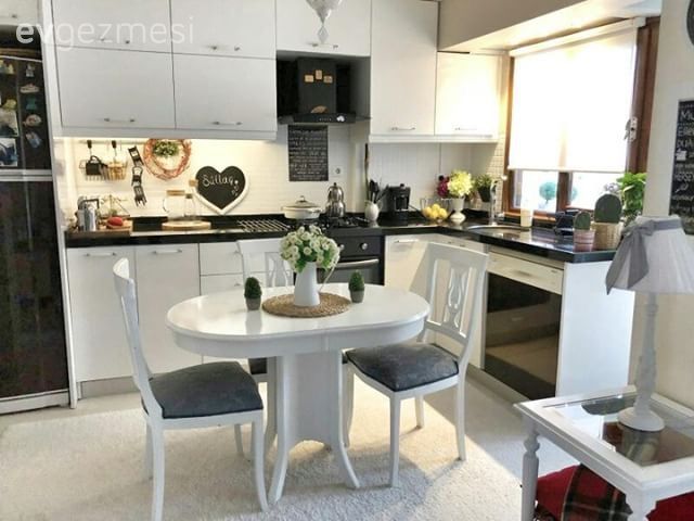 Nostaljik detaylar, el emeği dokunuşlar. Gül hanımın siyah, beyaz evi..