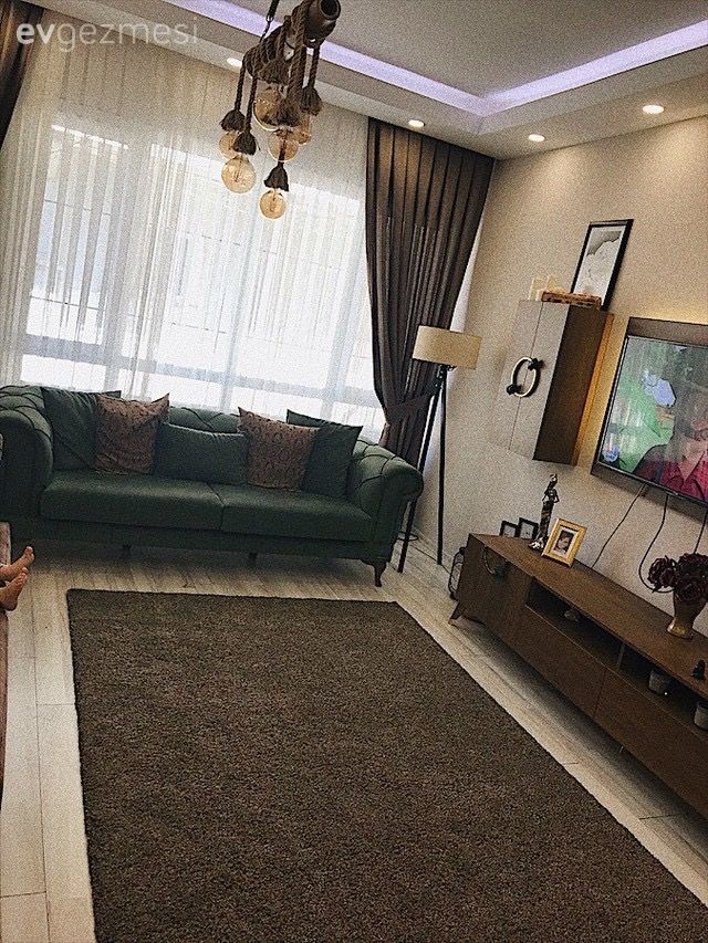 Bu salonda modern stil mobilyalar, toprak renkleriyle odaya sıcak bir görünüm kazandırmış..