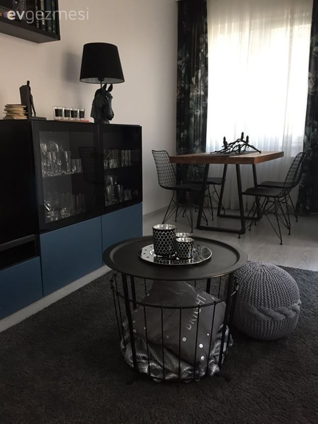 Bu salonda koyu tonlar, küçük alana derinlik ekliyor. Modern stilde bir dekorasyon!