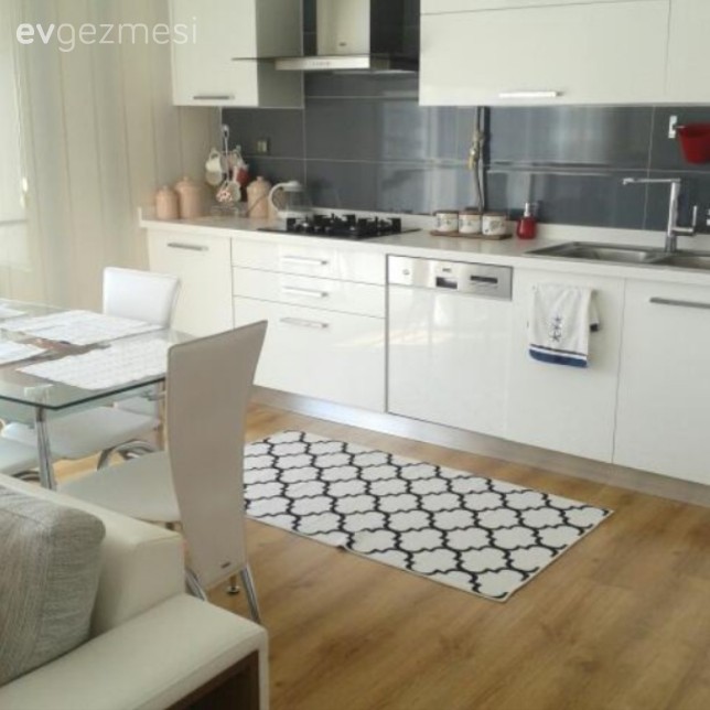 Gri ve beyaz tonlarına, kırmızı vurgusuyla konforlu bir dekor..