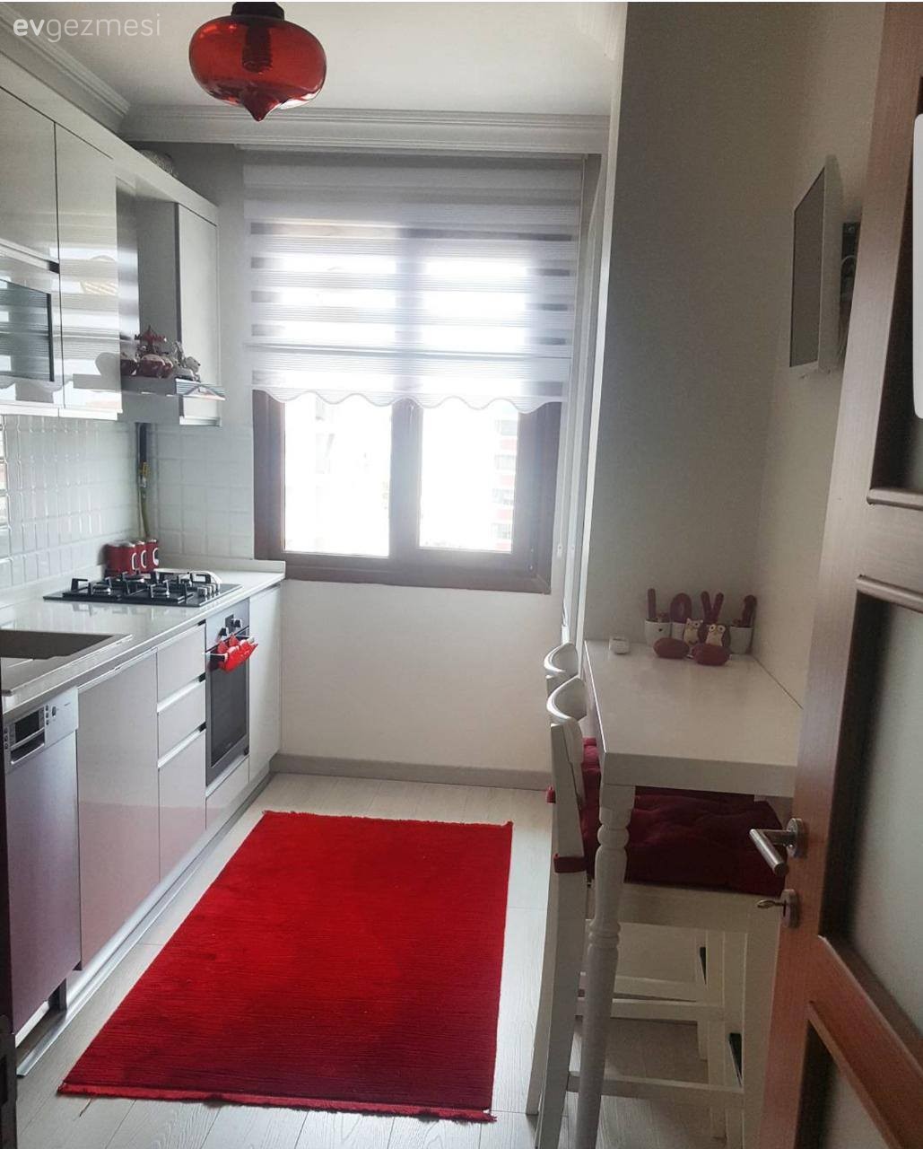 Beyaz mutfak, Halı, Kırmızı, Mutfak, Mutfak masası