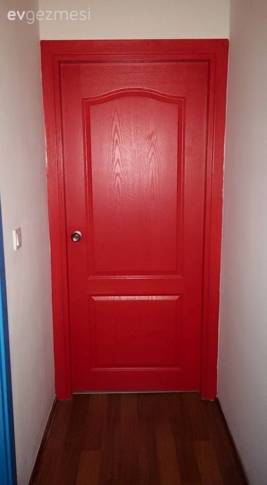 Gamze Hanım'ın rengarenk boyattığı kapıları