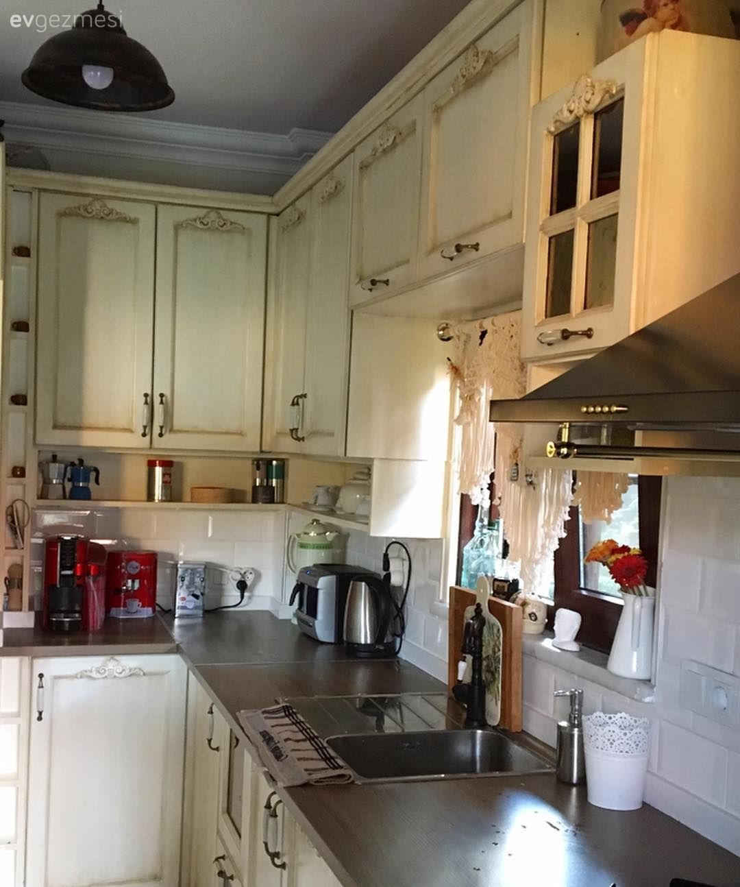 Bu Mutfak Boyama ile Tepeden Tırnağa Nostaljik Görünüme Bürünüyor