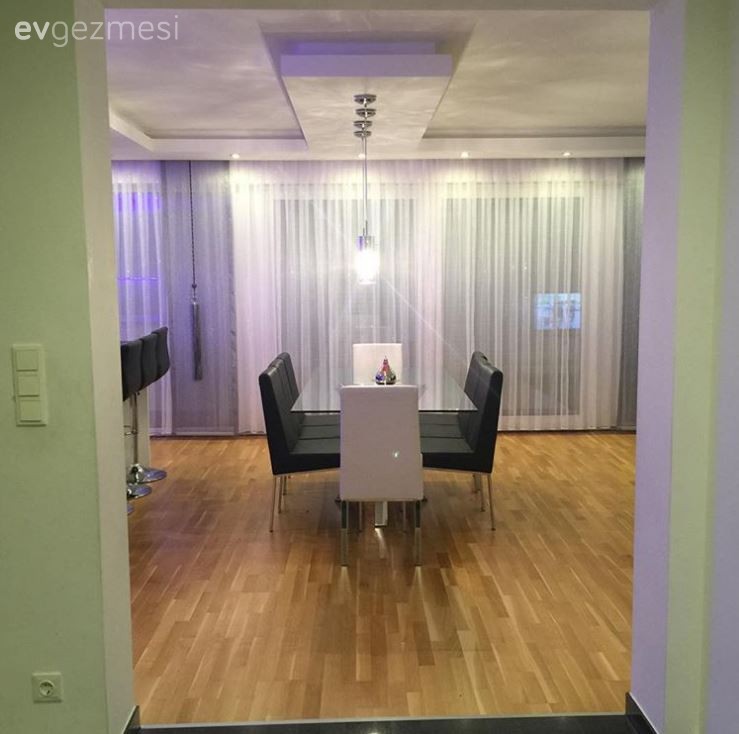 Seval hanımın siyah-beyaz filtreden çıkmış gibi, şık ve konforlu evi