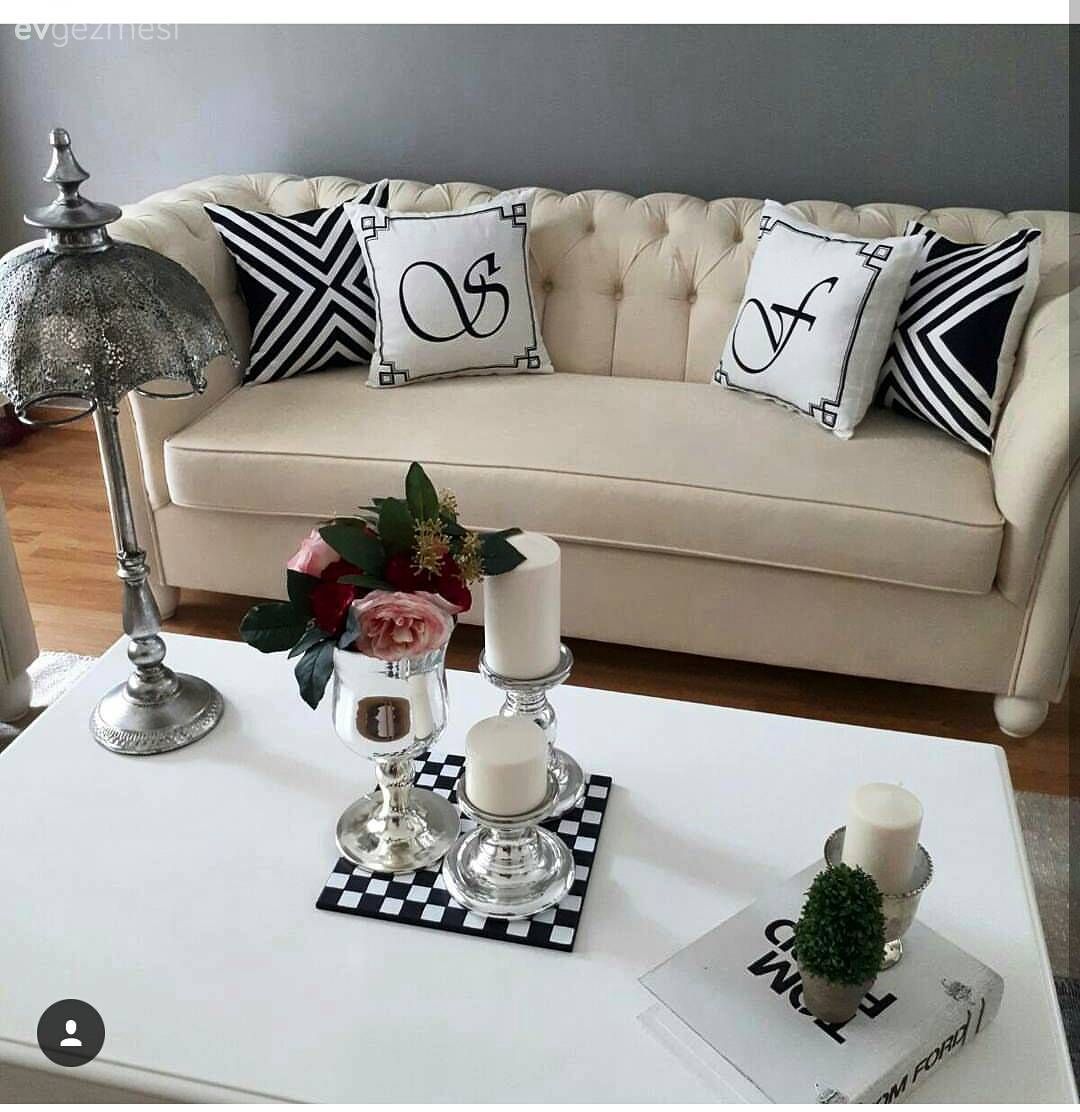 Salon, Chesterfield, Kırlent, Siyah- Beyaz, Gümüş, Mum, Şamdan, Gri duvar, Sehpa üstü aksesuarı