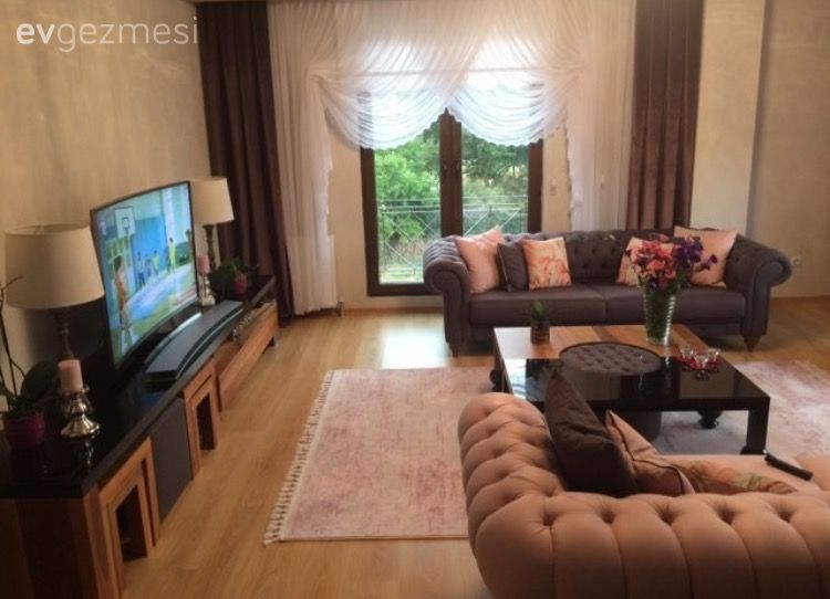 Abajur, Fon perde, Halı, Kahverengi, Pembe, Perde, Salon, Tv ünitesi, Aydınlatma