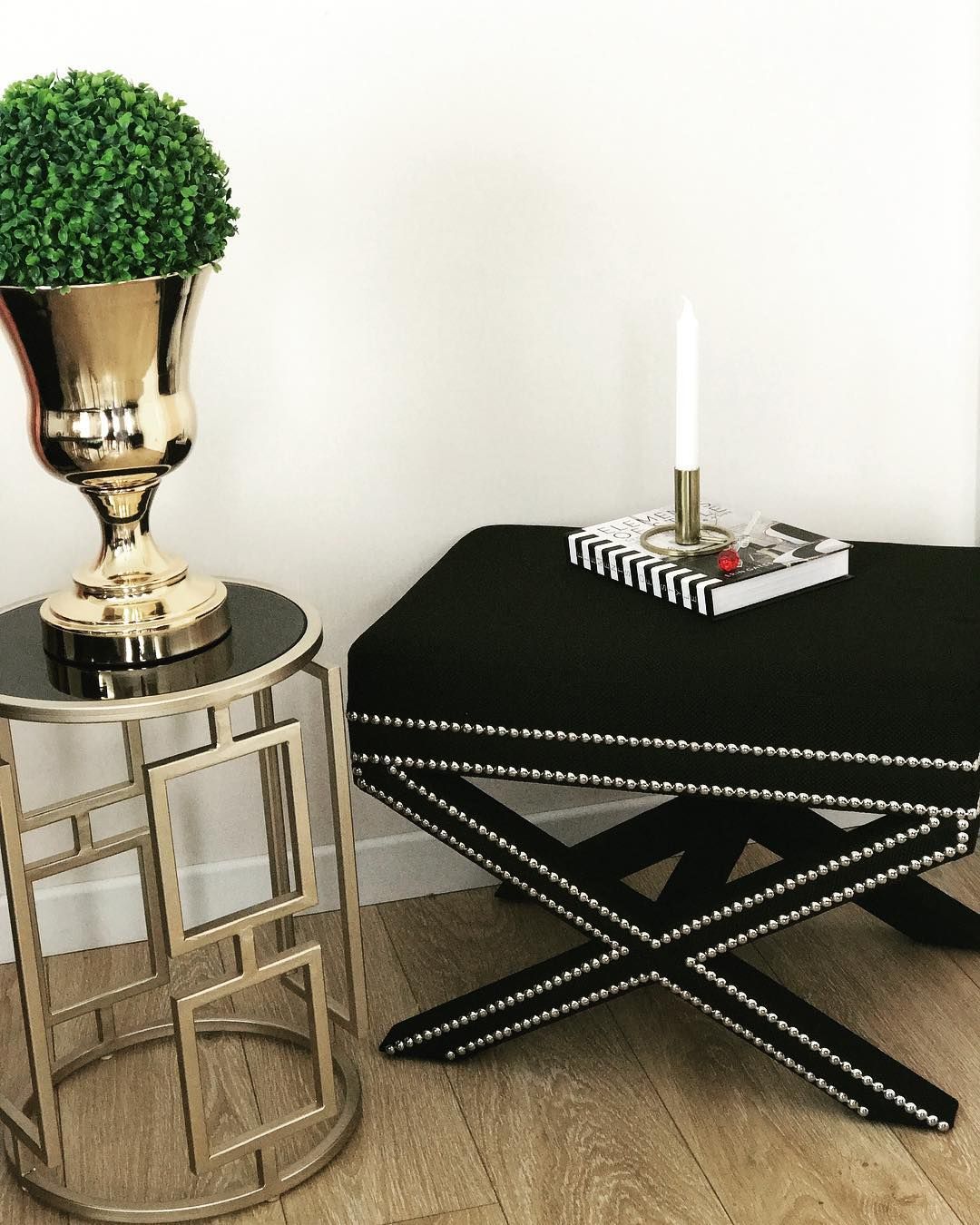 Dramatik renklerle şık, farklı detaylarla özgün bir ev..