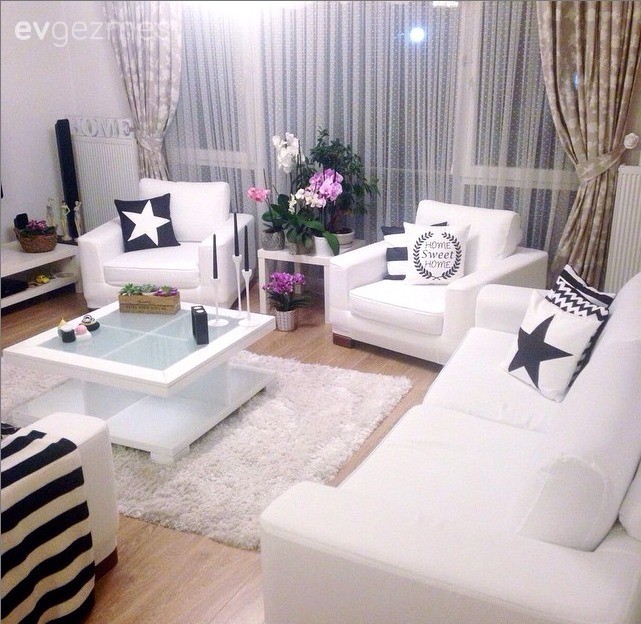 Beyazın canlı renklerle kombinlendiği içimizi açan bir ev