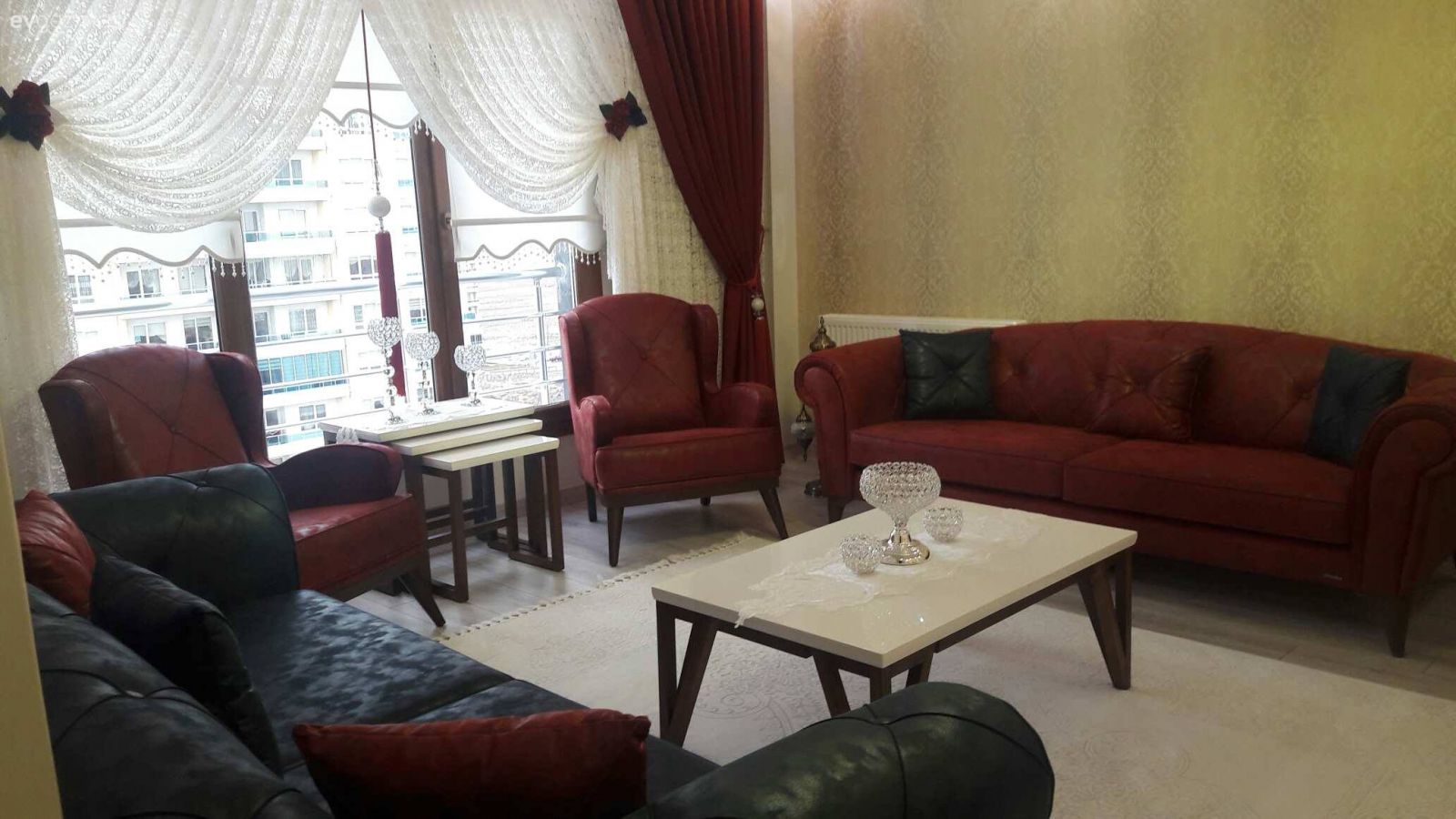 Her odasında kırmızı. Billur hanımın sıcacık evi.