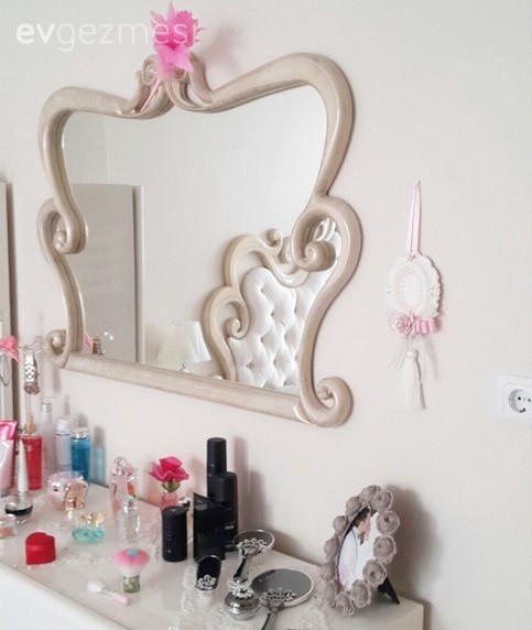 Mavi, pembe ve çiçek desenlerle country bir ev