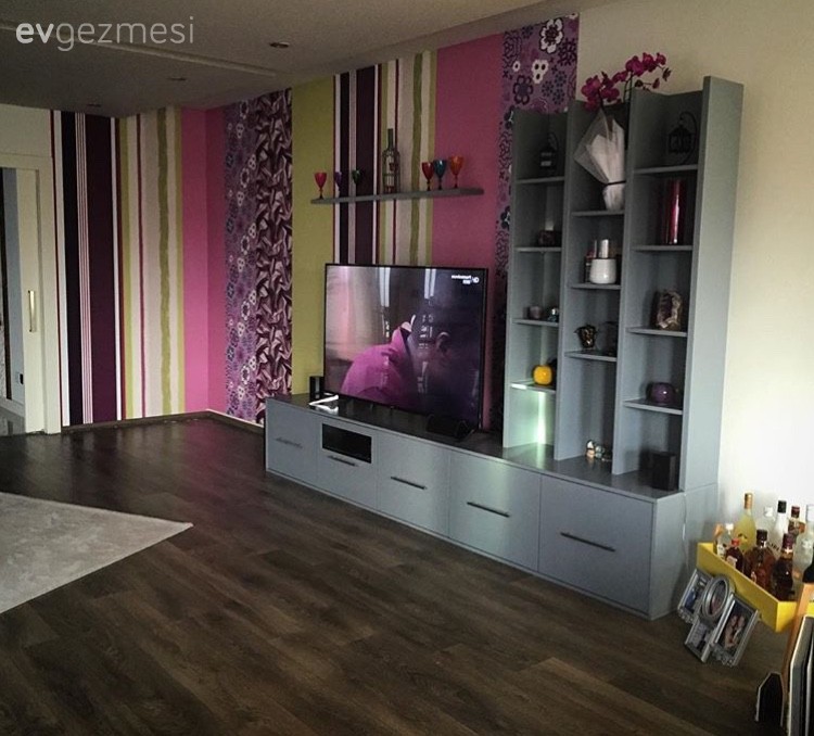 Tutku hanımın parçalı duvar kağıdı ile farklı bir hava kazanan salonu.