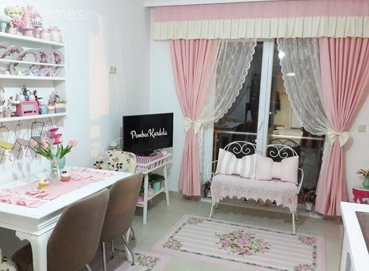 Yapışkanlı folyolarla dönüşüm geçiren bir mutfak..